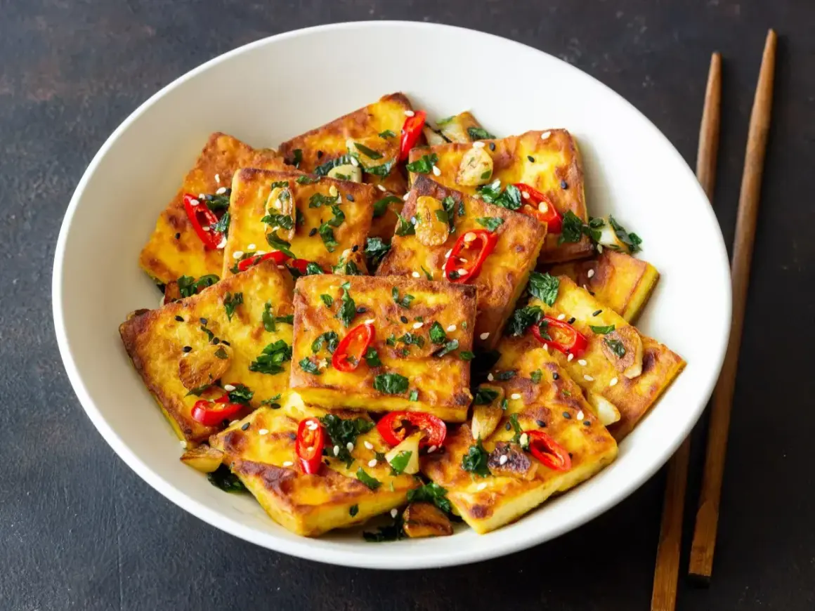 Usmażone kawałki tofu, posypane chili, czosnkiem i sezamem. To jest właśnie pyszne tofu!