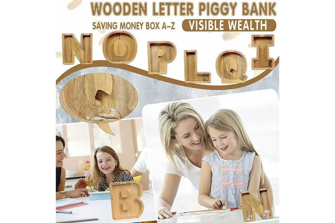 Drewniana skarbonka w kształcie litery "N" i innych liter alfabetu, z monetami w środku. Rodzina cieszy się wspólnym oszczędzaniem.