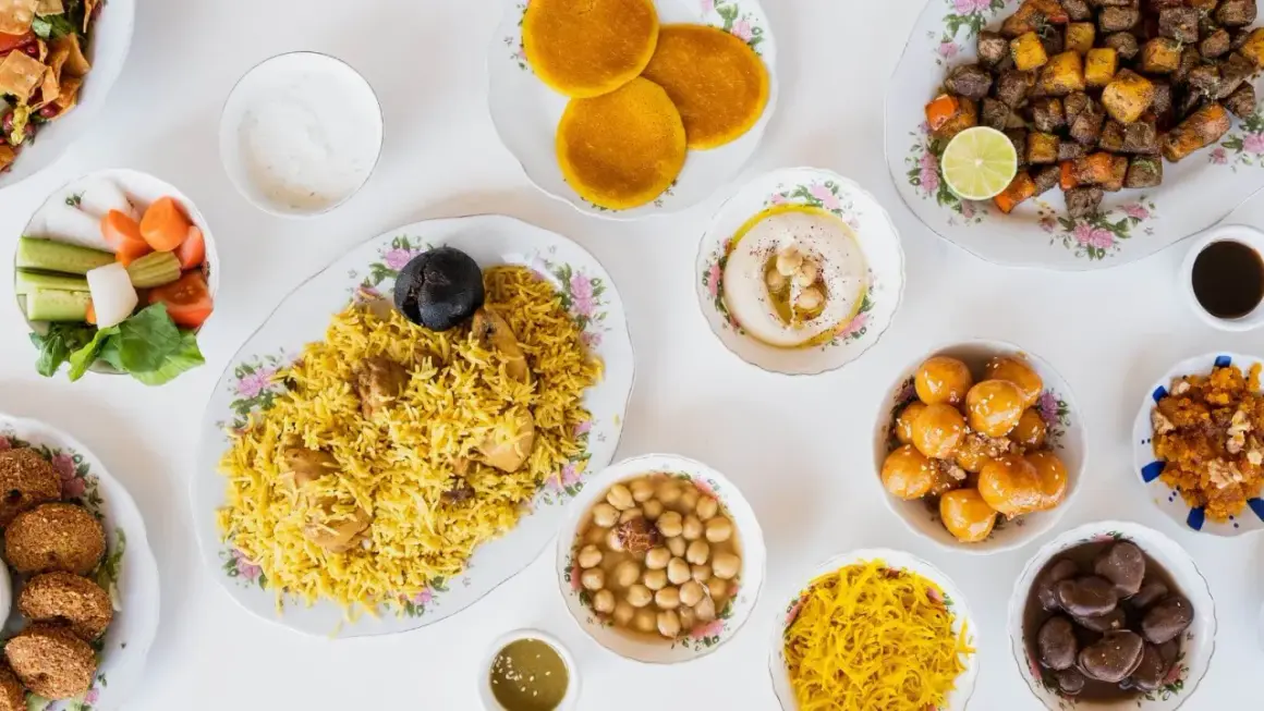 Pyszne dania, jak ryż z kurczakiem, falafel, hummus i słodkości. To wszystko może być halal, co to znaczy? To jedzenie przygotowane zgodnie z zasadami islamu.