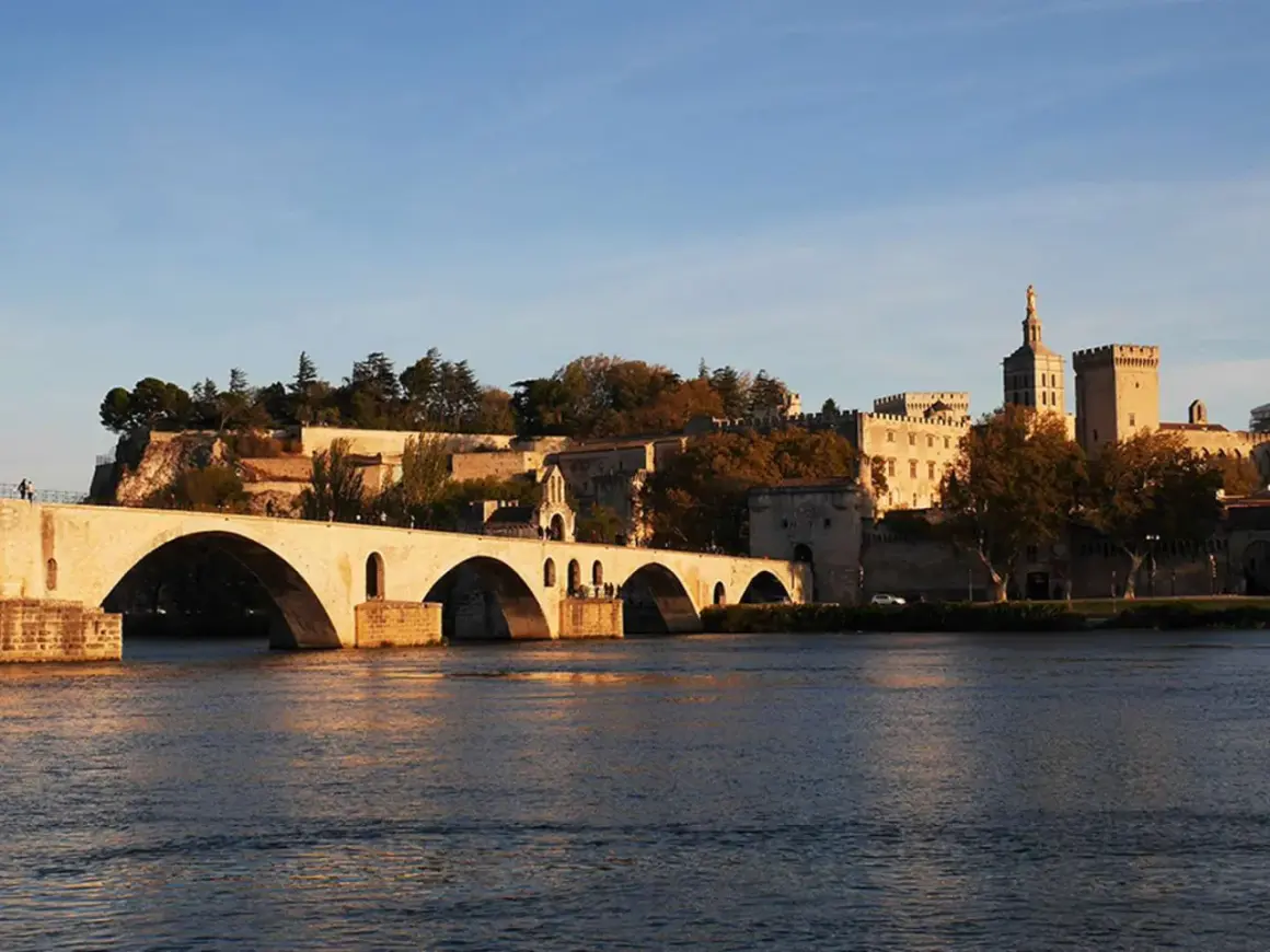 Most św. Benezeta w Awinionie nad rzeką Rodan, z widocznym Pałacem Papieskim w tle.