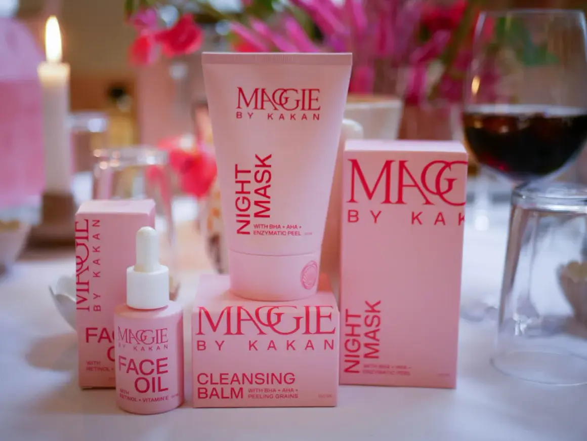 Magisk kväll med Maggie by Kakan. Hudvårdsprodukter i rosa förpackningar, nattmask, ansiktsolja och rengöring.