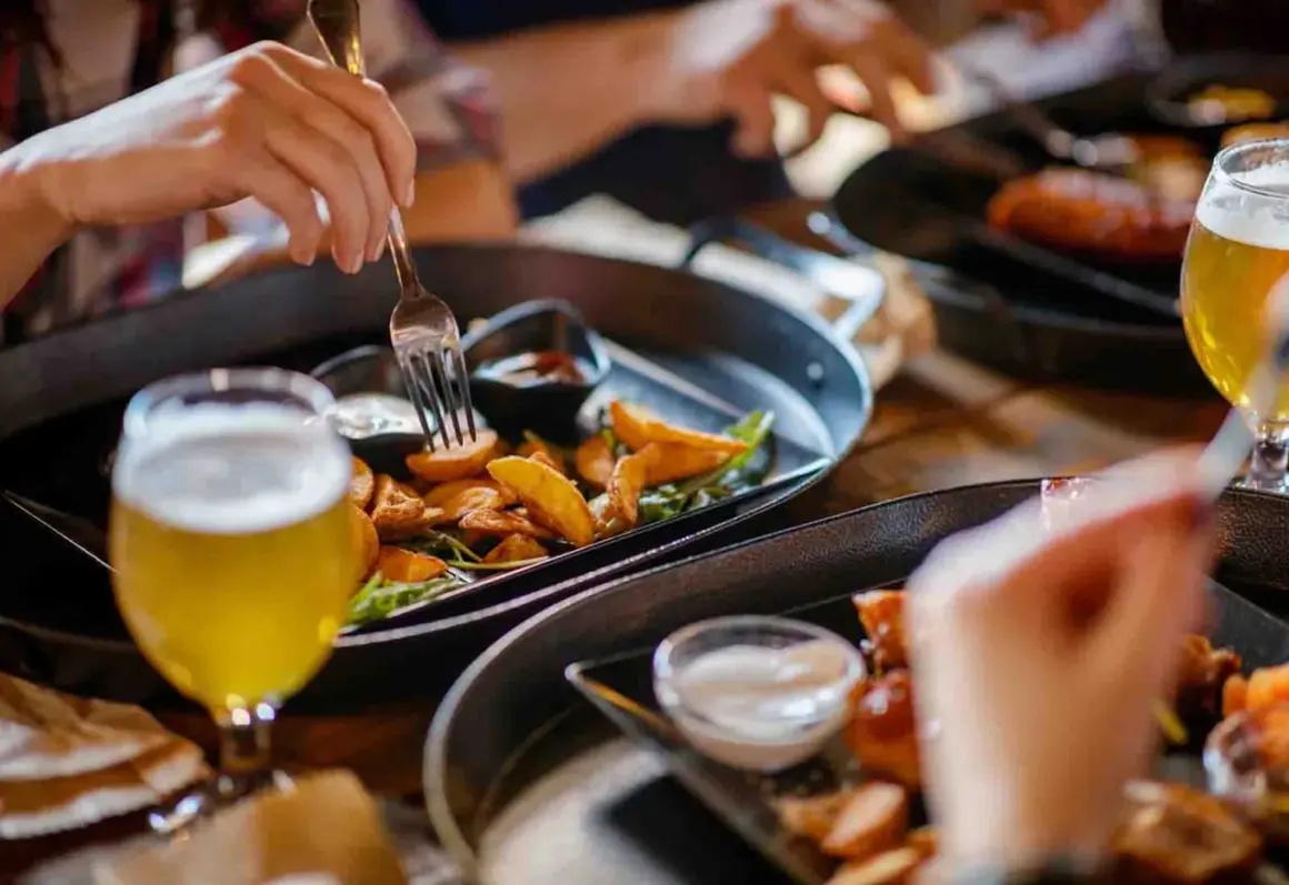 Disfrutando de patatas y cerveza en un gastro bar.