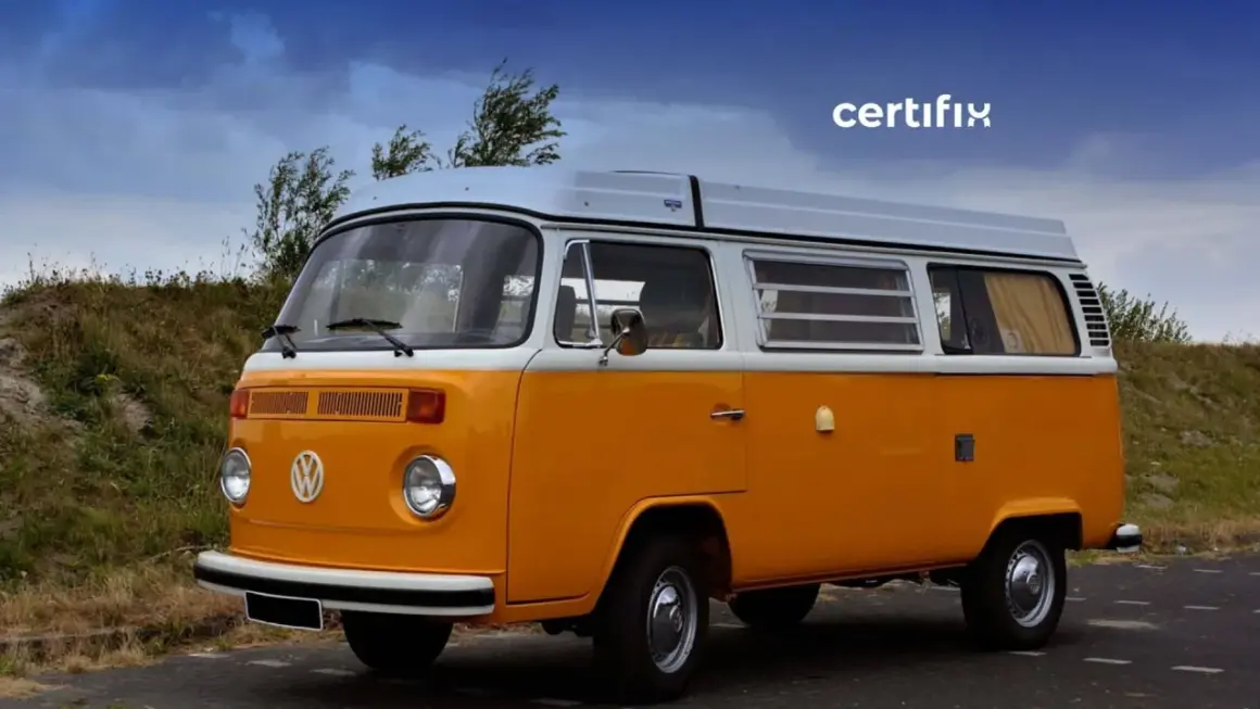 Autocar camperizado Volkswagen T2 naranja y blanco, listo para una aventura.