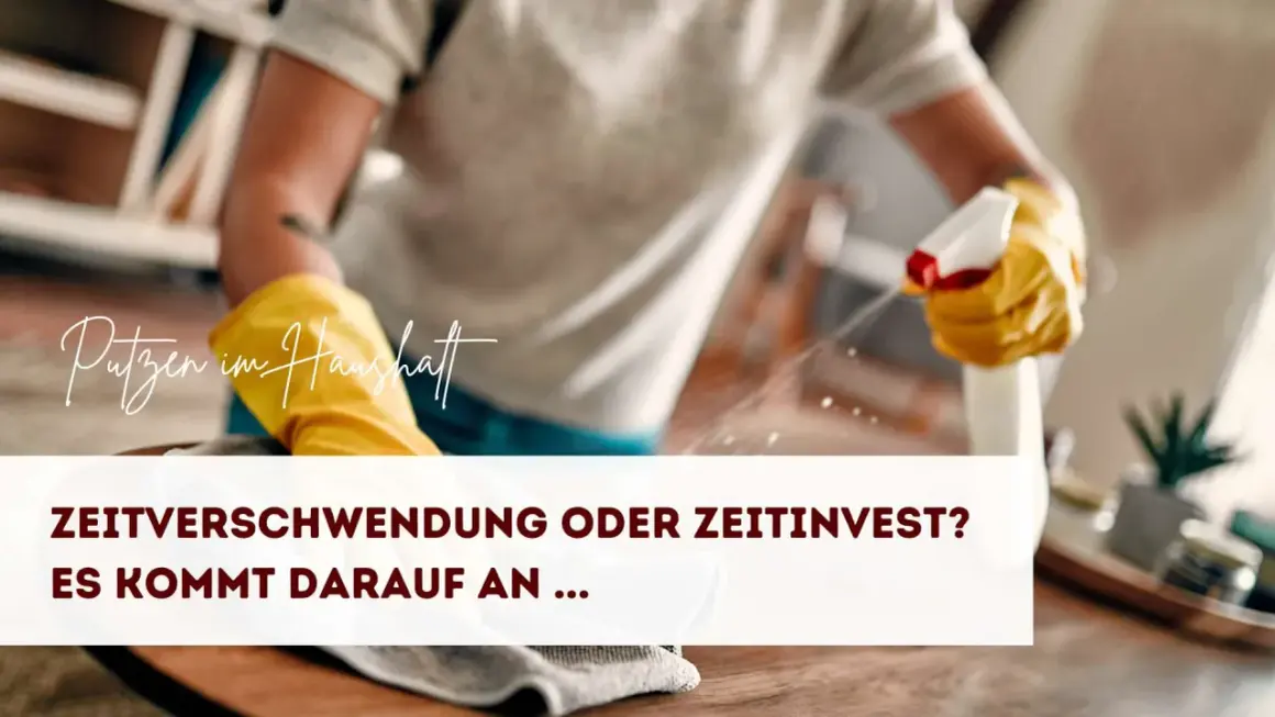 Person mit gelben Handschuhen sprüht Reinigungsmittel auf eine Oberfläche. Richtig putzen ist Zeitinvestition, keine Zeitverschwendung.