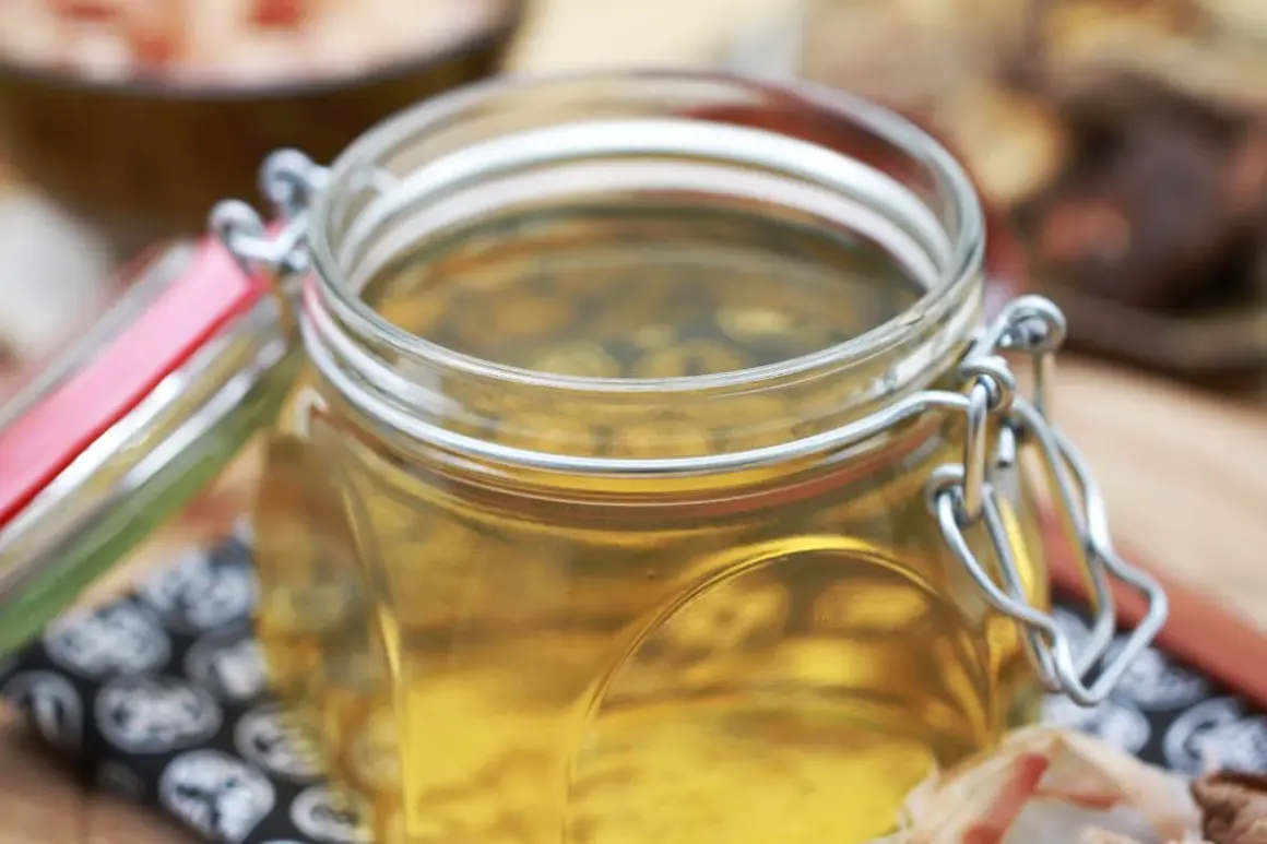 Goldgelbe Flüssigkeit in einem Bügelglas, die anzeigt, was ist Dashi.