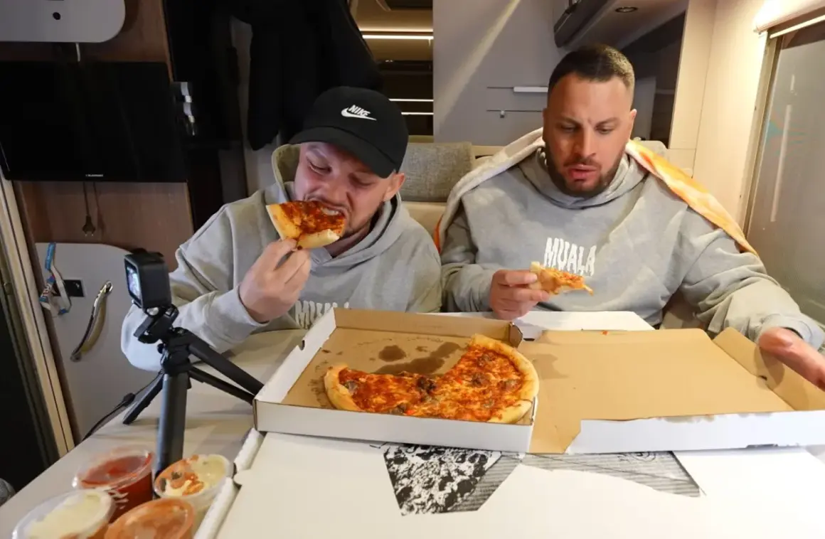 Dwóch mężczyzn je pizzę, jeden z nich próbuje najostrzejszej pizzy w Polsce.