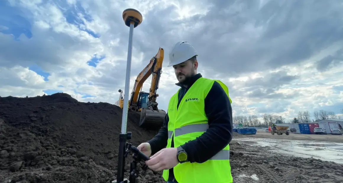 Fullcap vs Snapback: Jak wybrać? Poznaj kluczowe różnice!