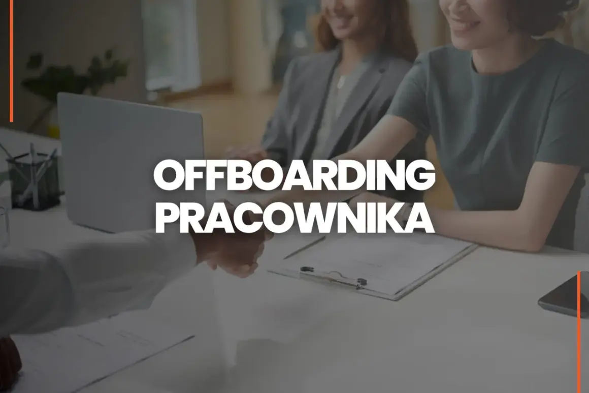 Uścisk dłoni podczas offboardingu pracownika. Dwie kobiety patrzą na siebie z uśmiechem.