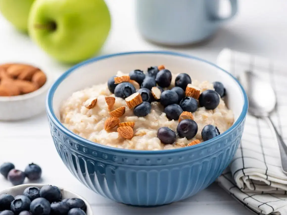 Gesunde Haferflocken mit Blaubeeren und Mandeln. Dieses Frühstück ist reich an Ballaststoffen und hat haferflocken proteine für einen energiegeladenen Start.