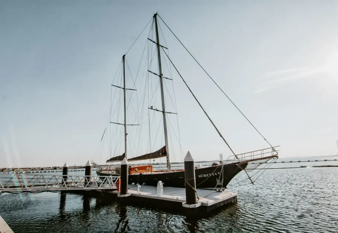 La nave "Süreyya V" ormeggia, un nome che evoca storie di grandi nomi di barche famose.