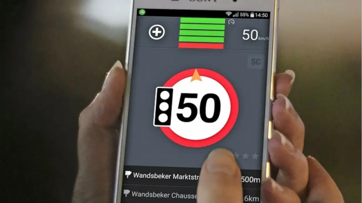 Ein handy blitzer zeigt 50 km/h an. Die App warnt vor Geschwindigkeitsbegrenzungen und zeigt die nächste Straße an.