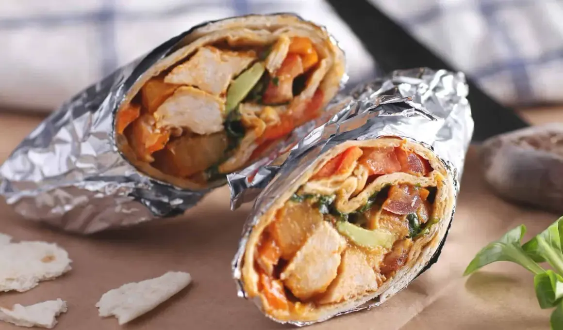 Två saftiga wraps med kyckling, avokado och grönsaker, perfekt för en paus på wärdshuset Klarälvdalen.