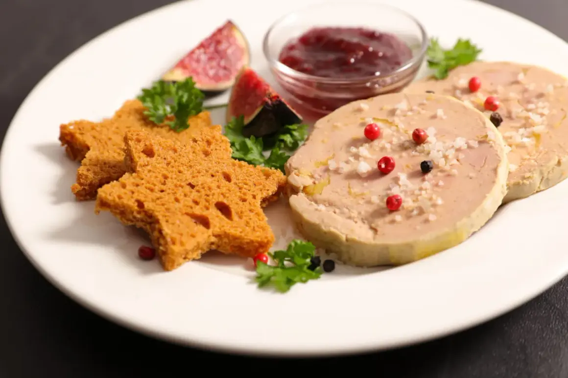 Tranches de foie gras, toasts en étoile, figues et confiture de fruits rouges. Une belle portion foie gras par personne pour un délice.