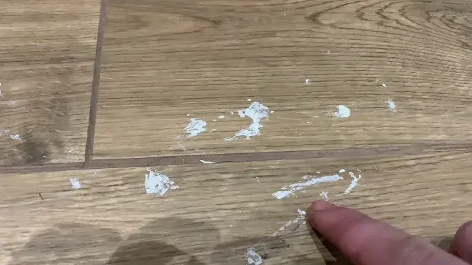 Zmyj farbę z kafelek bez rys! Sprawdzone metody Sary Sokołowskiej