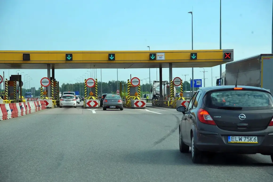 Koniec podróży po autostradzie bursztynowej. Samochody zbliżają się do bramek poboru opłat.