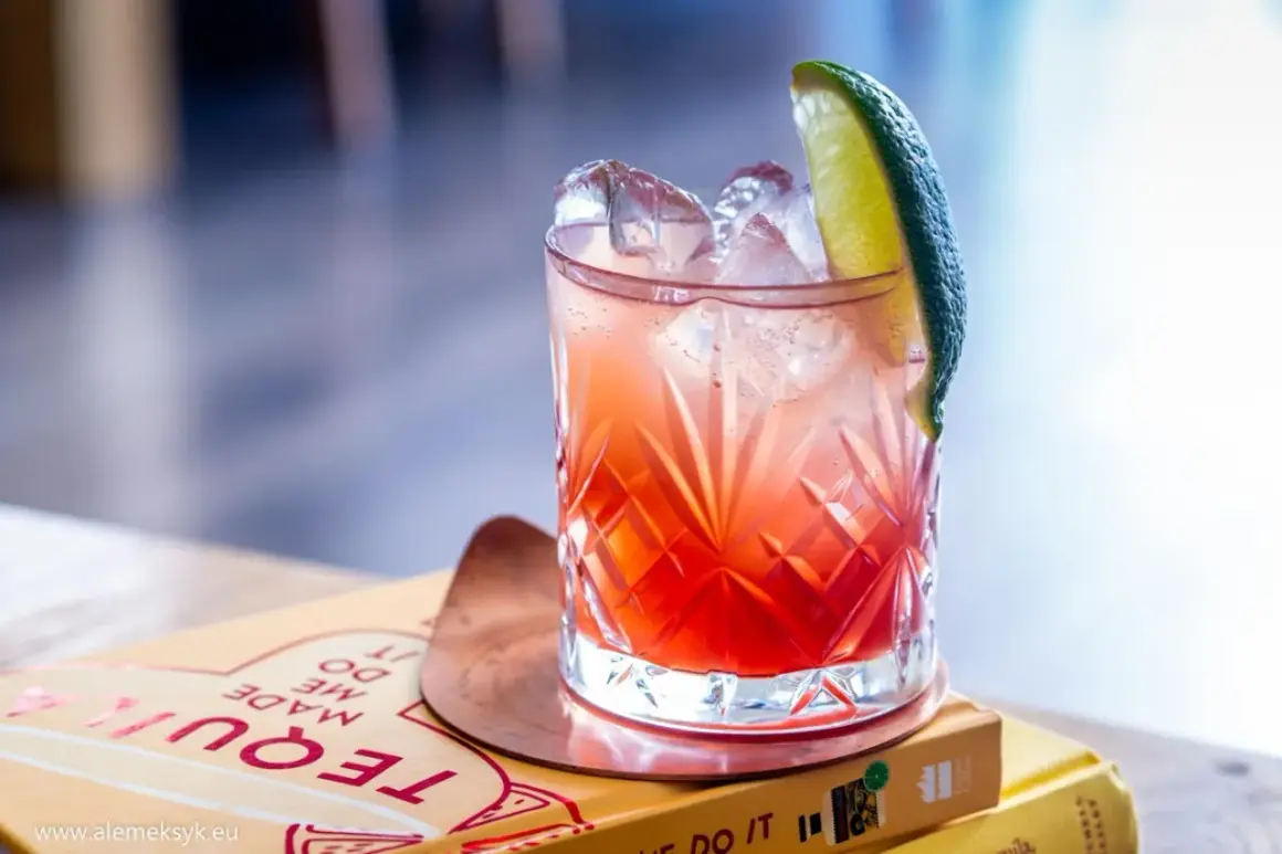 Orzeźwiający drink z tequilą, lodem i limonką, idealny na letnie wieczory.