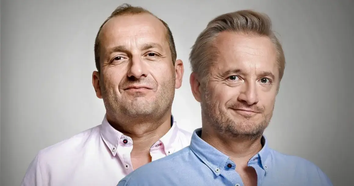 Dwóch mężczyzn, być może piękni i bezrobotni obsada, w koszulach. Jeden w różowej, drugi w błękitnej.