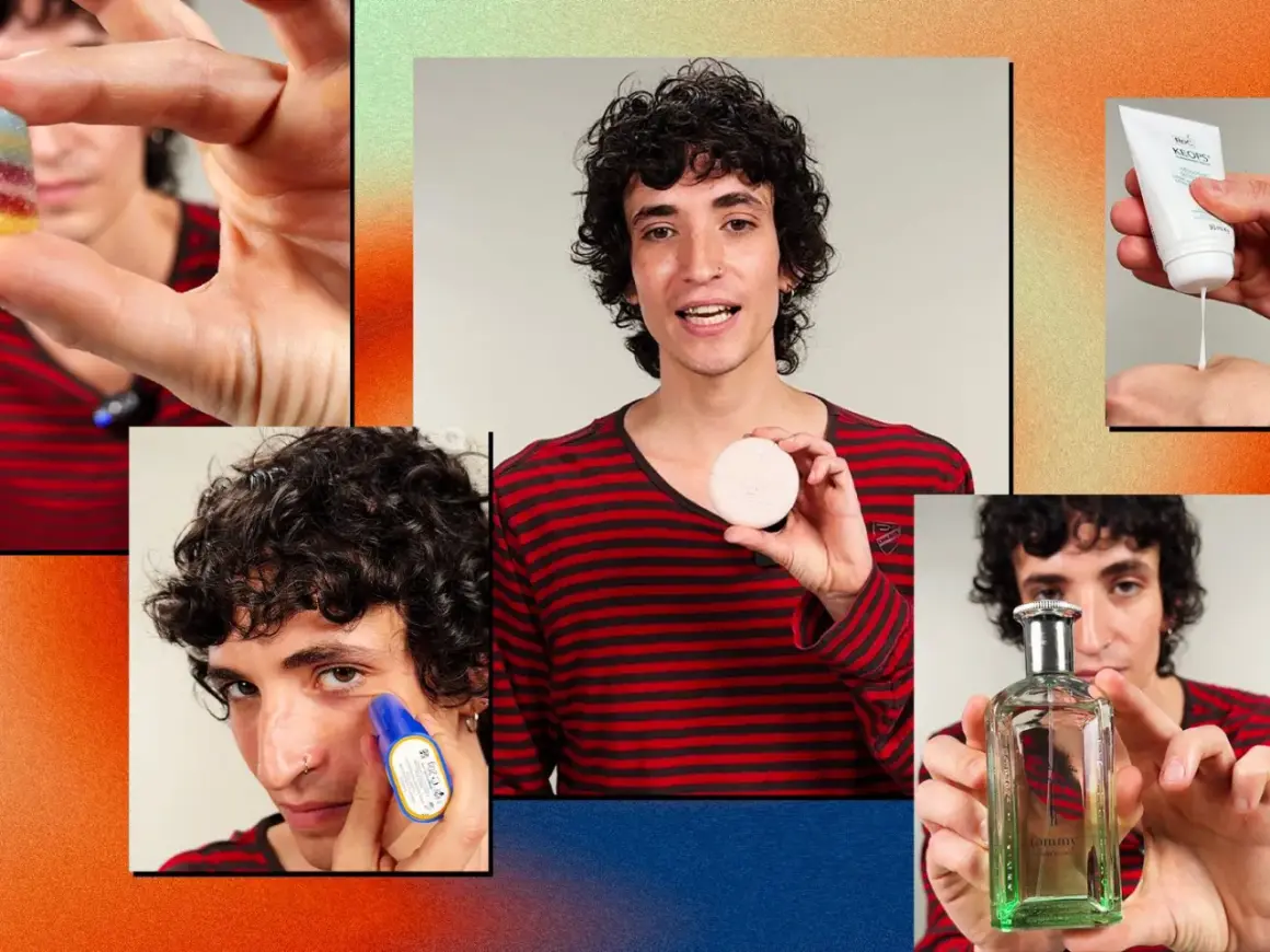 Un ragazzo con capelli ricci mostra prodotti per la cura della pelle e profumo, un'atmosfera da mag festival.
