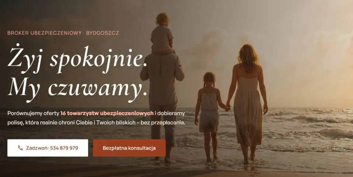 Rodzina na plaży o zachodzie słońca, tekst o ubezpieczeniach.