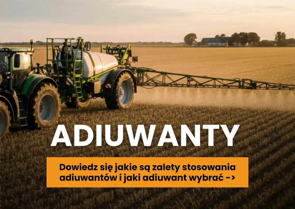 Traktor z opryskiwaczem na polu. Dowiedz się o zaletach stosowania adiuwantu doglebowego i wybierz najlepszy dla swoich upraw.