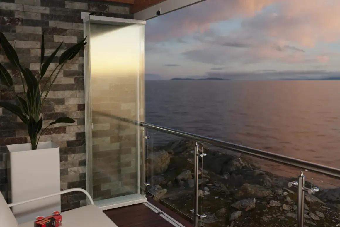Balcone con vepa edilizia libera, vista mare al tramonto. Pianta in vaso e arredi moderni.