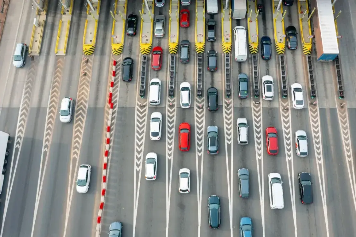 Korki na płatnych autostradach w Polsce. Samochody czekają na przejazd przez bramki poboru opłat.
