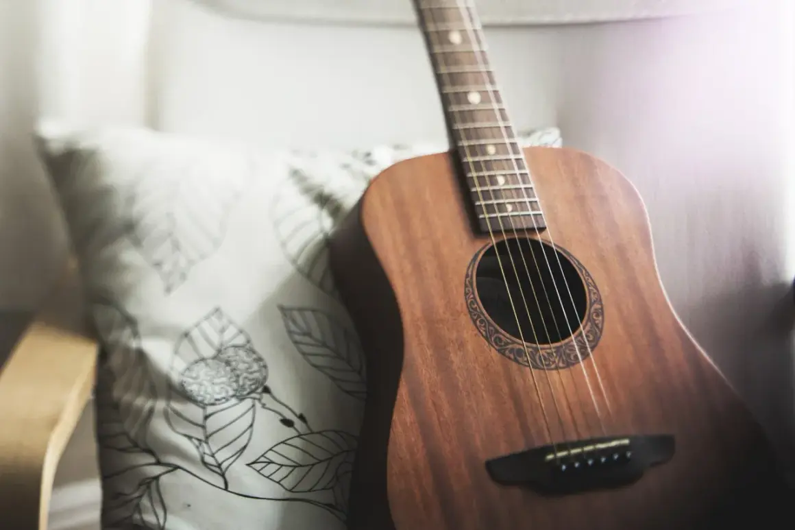 Akustyczna gitara, gotowa do harcerskiego bicia przy ognisku.