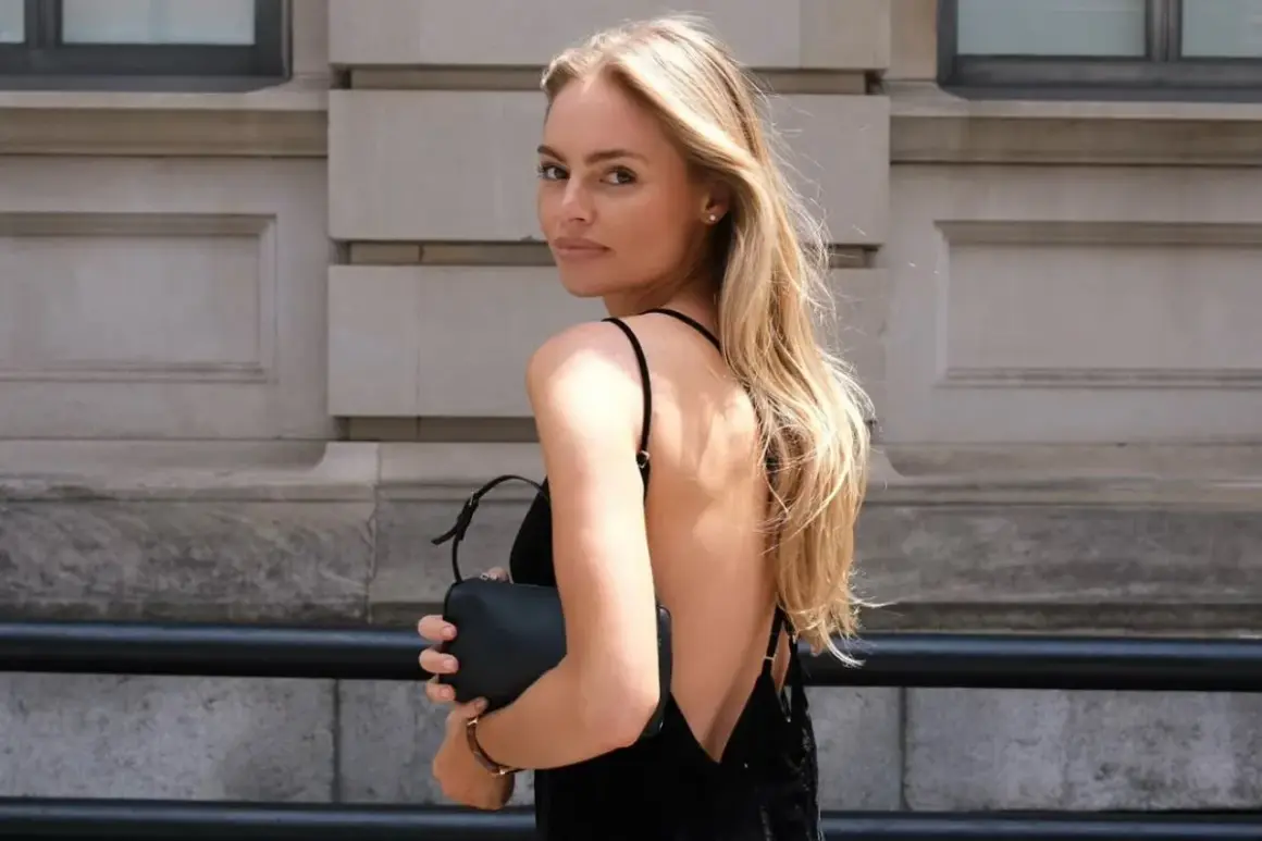 Blondynka w czarnej sukience bez pleców, idealna stylizacja. Zastanawiasz się, jaki biustonosz do sukienki bez pleców? Ten model jest doskonałym przykładem.