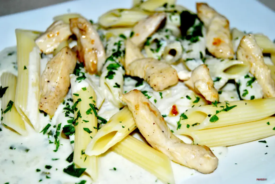 Penne z kurczakiem w kremowym sosie gorgonzola, posypane natką pietruszki. Pyszne danie, które zachwyci każdego smakosza.