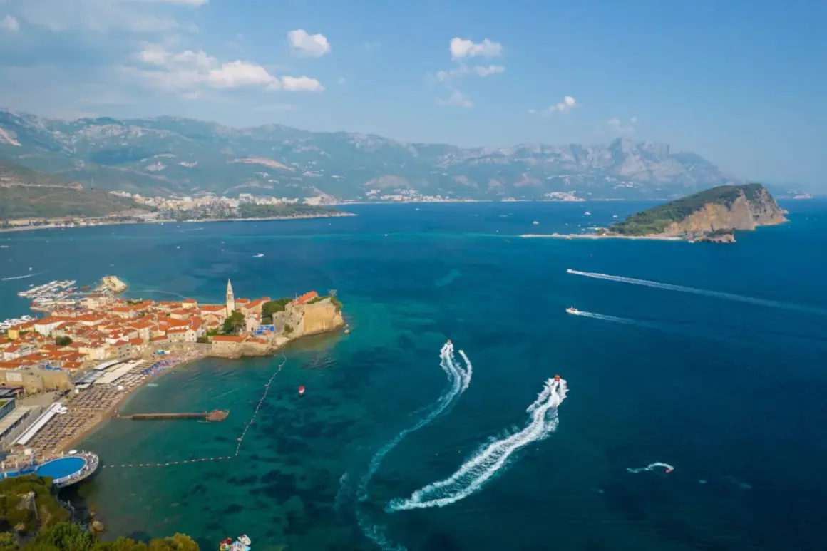 Widok na Stare Miasto w Budvie, plaże i turkusowe morze. W oddali wyspa Sveti Nikola. Budva atrakcje zachwycają!