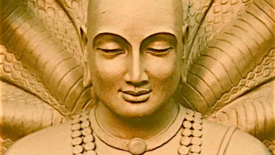 Escultura de Patanjali meditando, rodeado por una cobra. Inspiración para los yoga sutras.