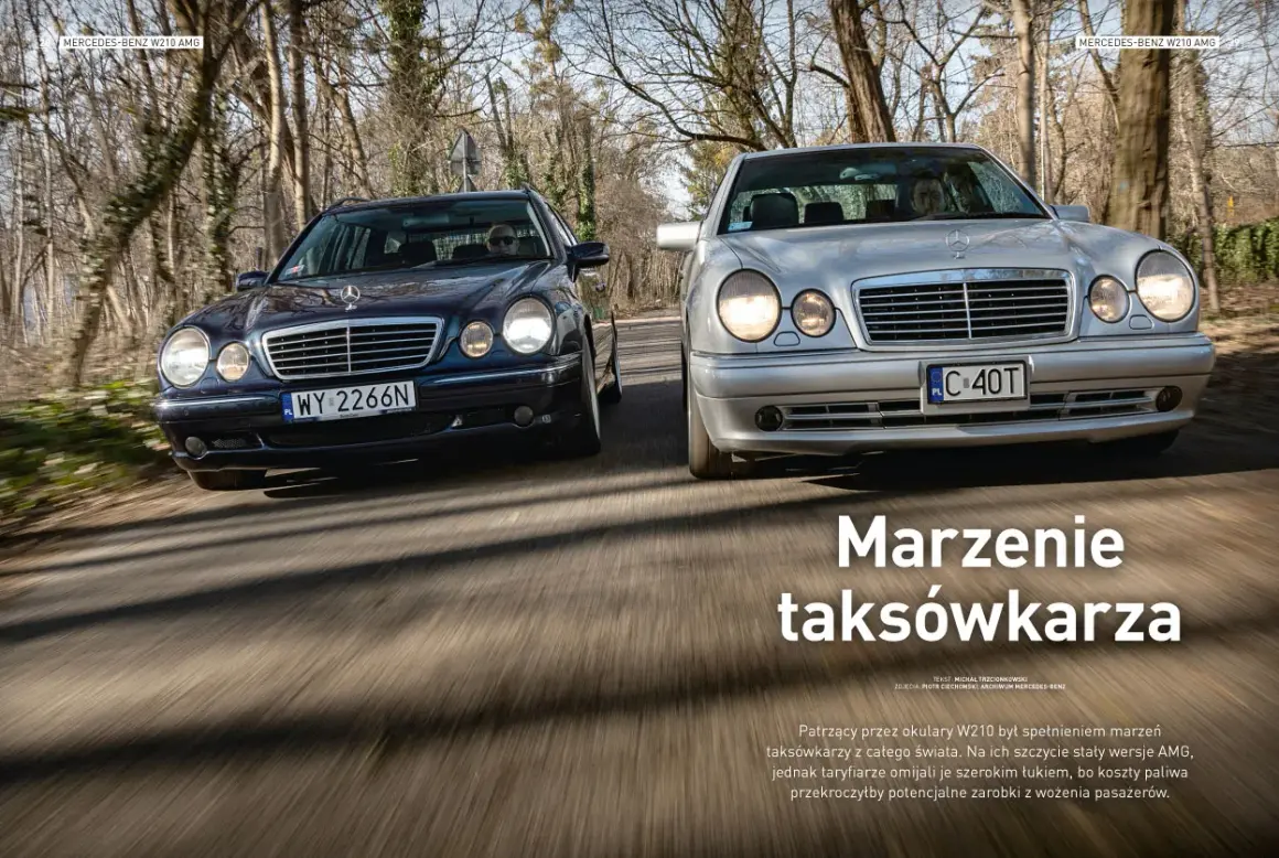 Dwa Mercedesy E Klasa W210 AMG jadące drogą wśród drzew. Jeden ciemny, drugi srebrny.
