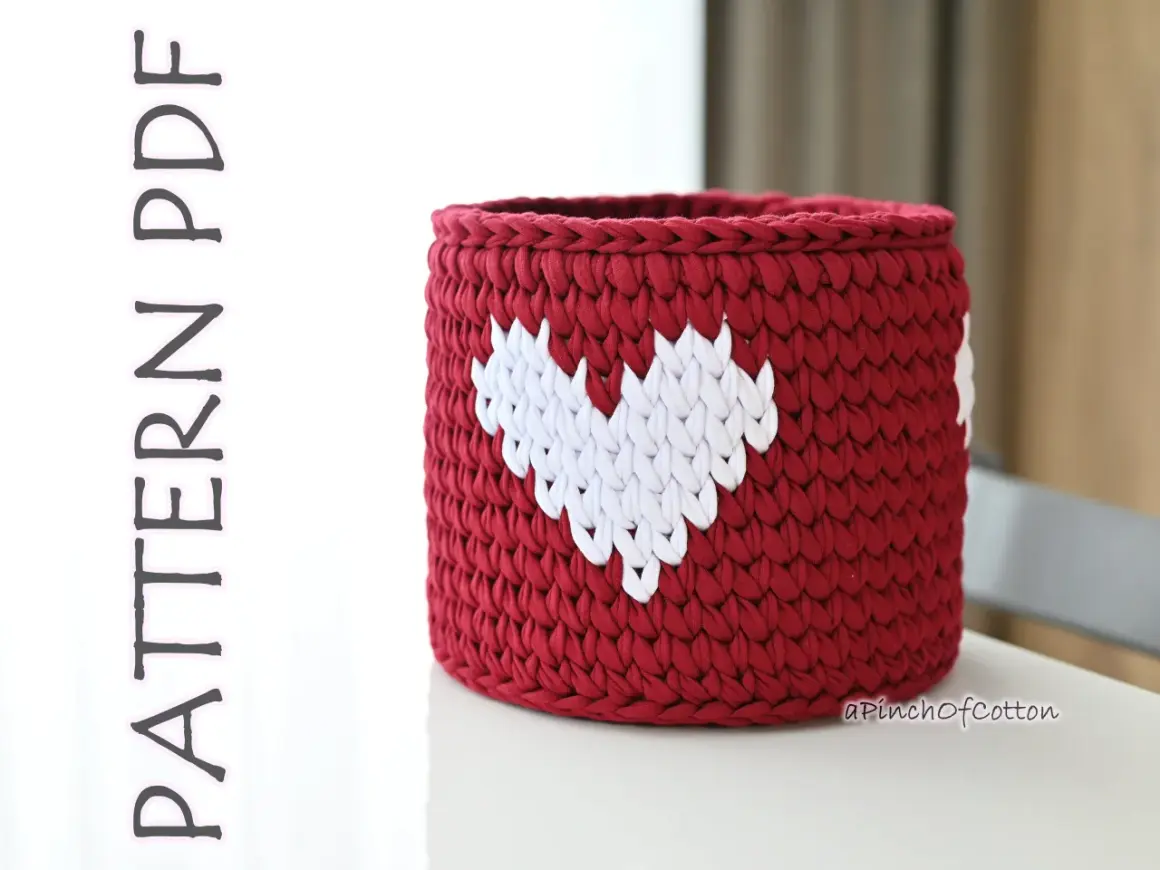 Cestino uncinetto rosso con cuori bianchi, perfetto per decorare la casa o come idea regalo.