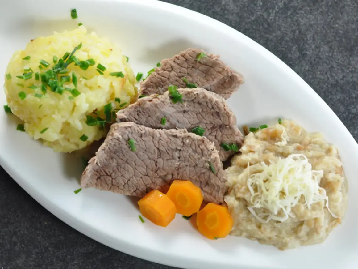 Zartes Tafelspitz-Rezept mit Kartoffelpüree, Apfelkren und Karotten.
