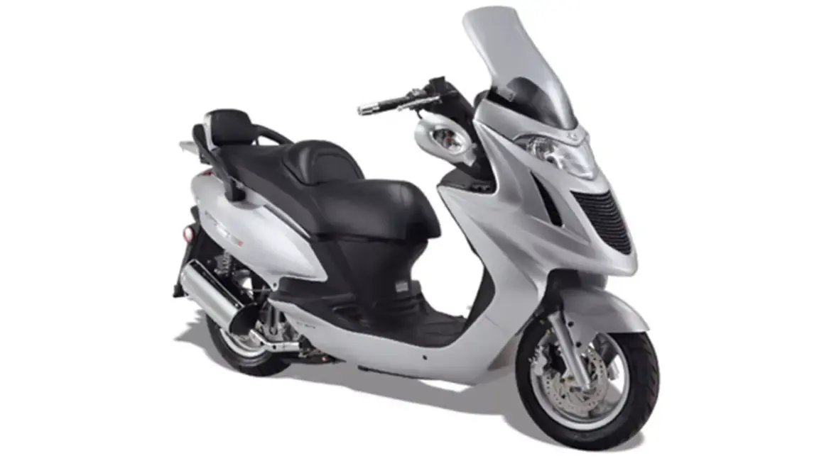 Scooter plateado, modelo Grand Dink 125, con asiento doble, parabrisas alto y detalles cromados.