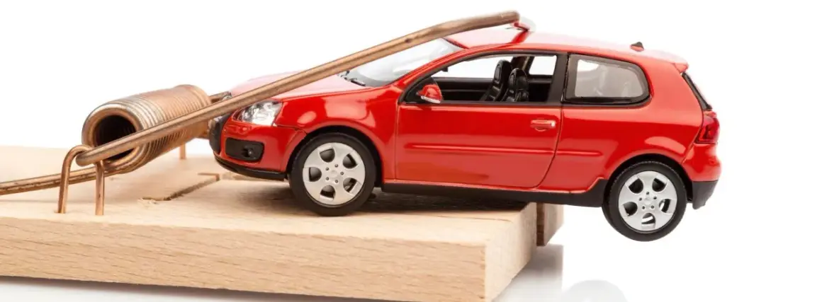Une petite voiture rouge est piégée sur une souricière. Attention au contrôle technique véhicule électrique !