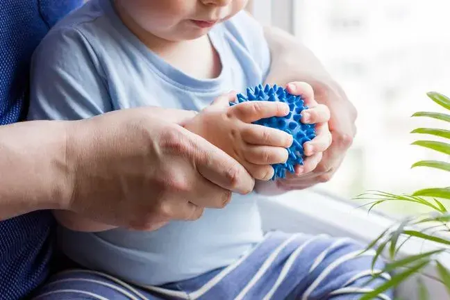 Piłeczki sensoryczne dla niemowląt od kiedy? Kluczowe informacje dla rodziców