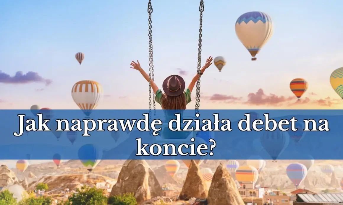 Kobieta na huśtawce w tle balonów na ogrzane powietrze. Tekst: "Jak naprawdę działa debet na koncie?".