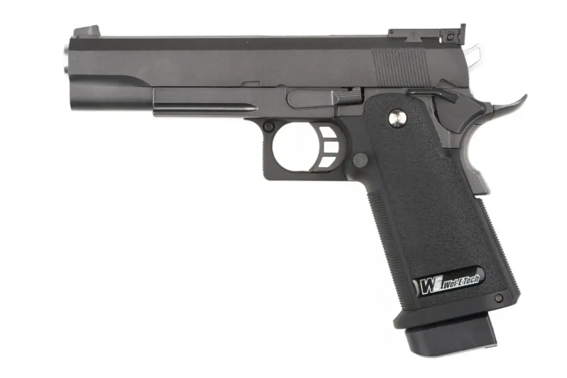 Pistola de airsoft negra, modelo Hi-Capa, con empuñadura texturizada y el logo "Wei-E-Tech". Lista para la acción en tu próxima partida de rhop airsoft.