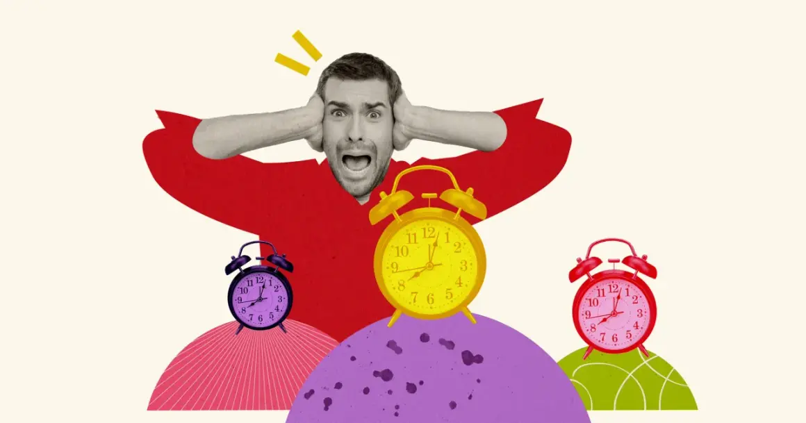 Przerażony mężczyzna z rękami na uszach, otoczony budzikami. Czy to symbol tego, co to znaczy FOMO?