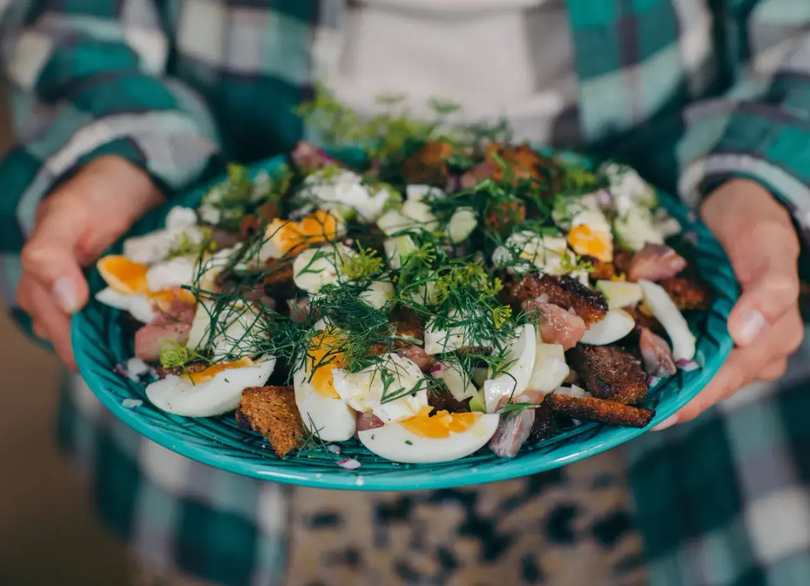 En härlig matjessill sallad med ägg, dill och knäckebröd. Perfekt för midsommar eller som en del av ett smörgåsbord. Ett enkelt matjessill recept att prova!
