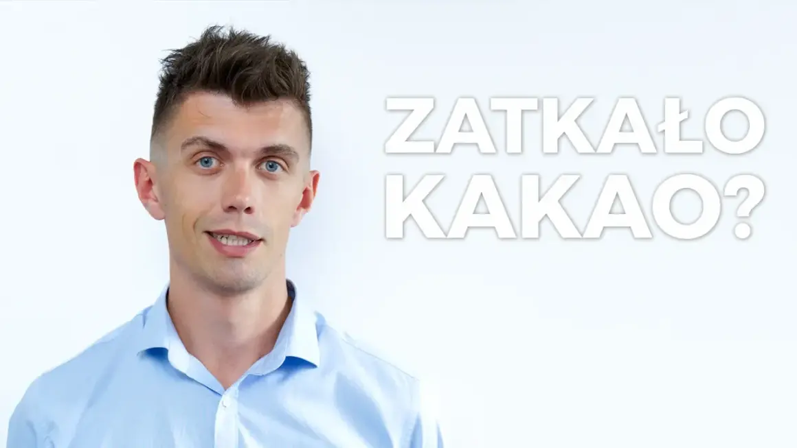 Mężczyzna z niebieskimi oczami i pytaniem "Zatkało kakao?" na białym tle. Może to być zapowiedź przykładów ciętych ripost.