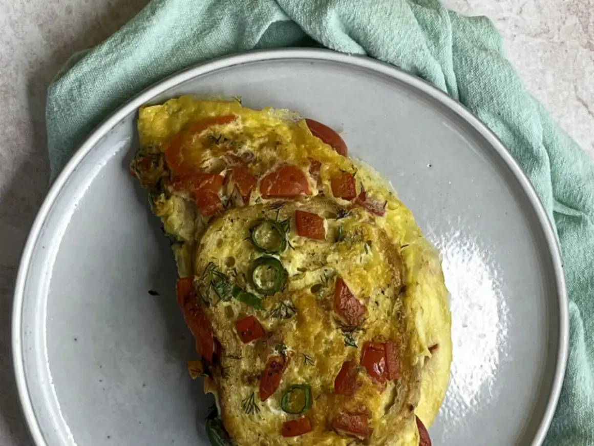 Kolorowy omlet z papryką i szczypiorkiem, idealny przepis na szybkie śniadanie.