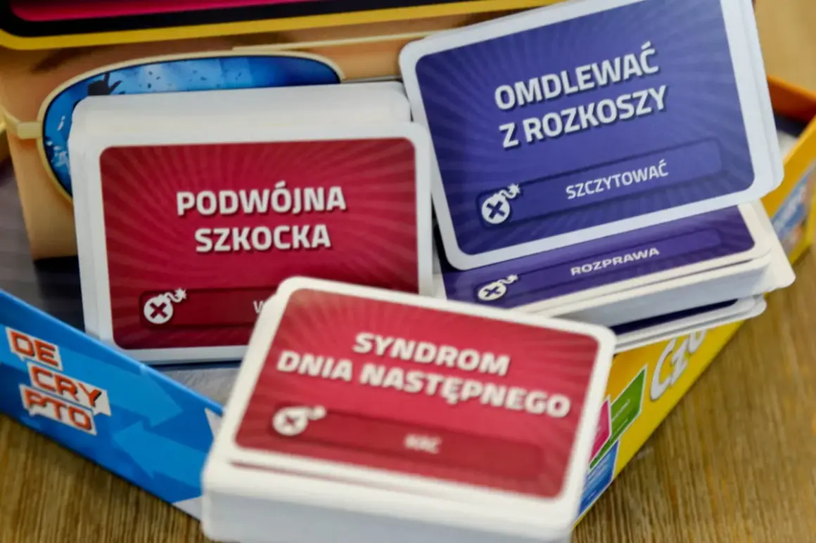 Karty do gry z hasłami: "Podwójna Szkocka", "Omdlewać z Rozkoszy", "Syndrom Dnia Następnego". Różne czółko kategorie.