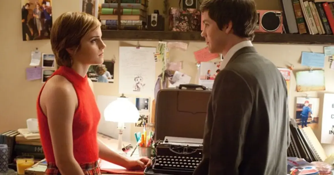 Charlie i Sam z obsady "The Perks of Being a Wallflower" stoją przy biurku z maszyną do pisania.
