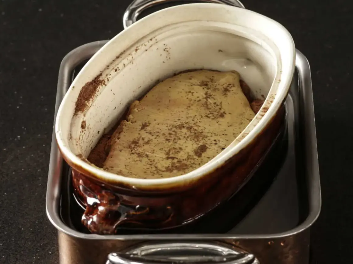 Préparation du foie gras en cuisson bain-marie, prêt pour la chaleur tournante.