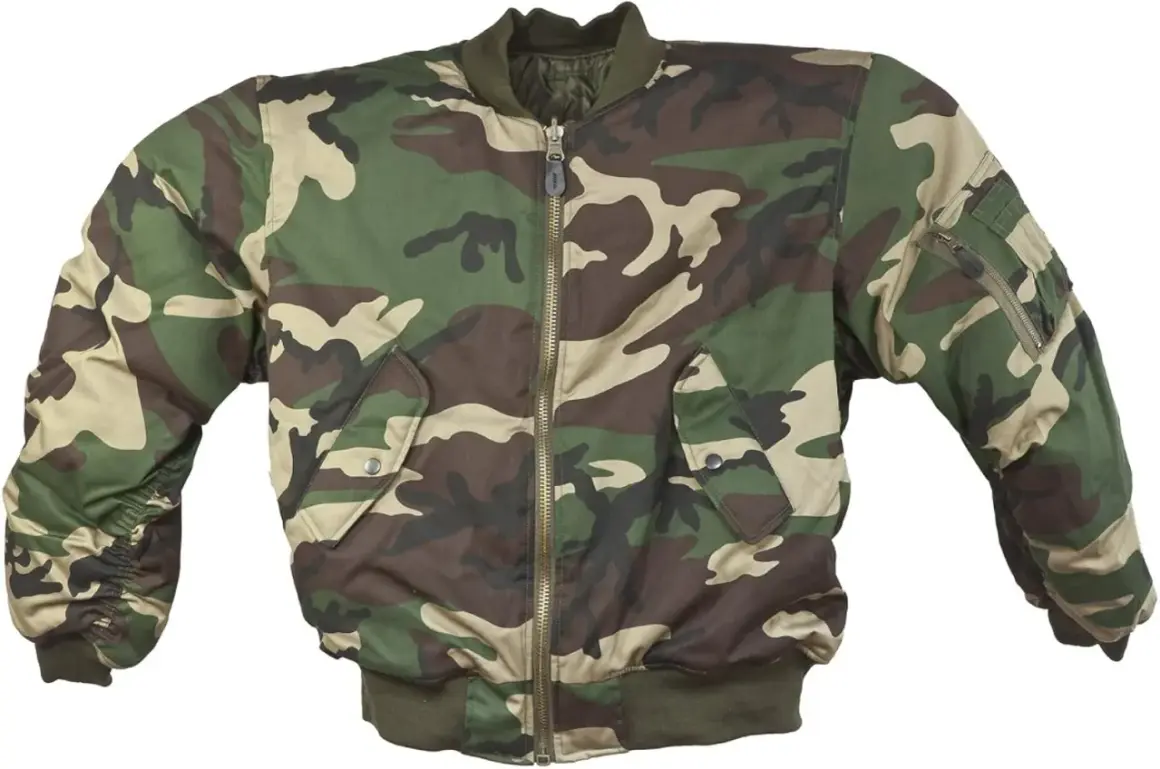 Chaqueta bomber con estampado de camuflaje verde y marrón, cremallera frontal y bolsillos.