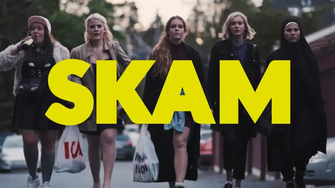 Fem tjejer går på gatan, med stora gula bokstäver som bildar ordet SKAM. En av dem dricker ur en flaska.