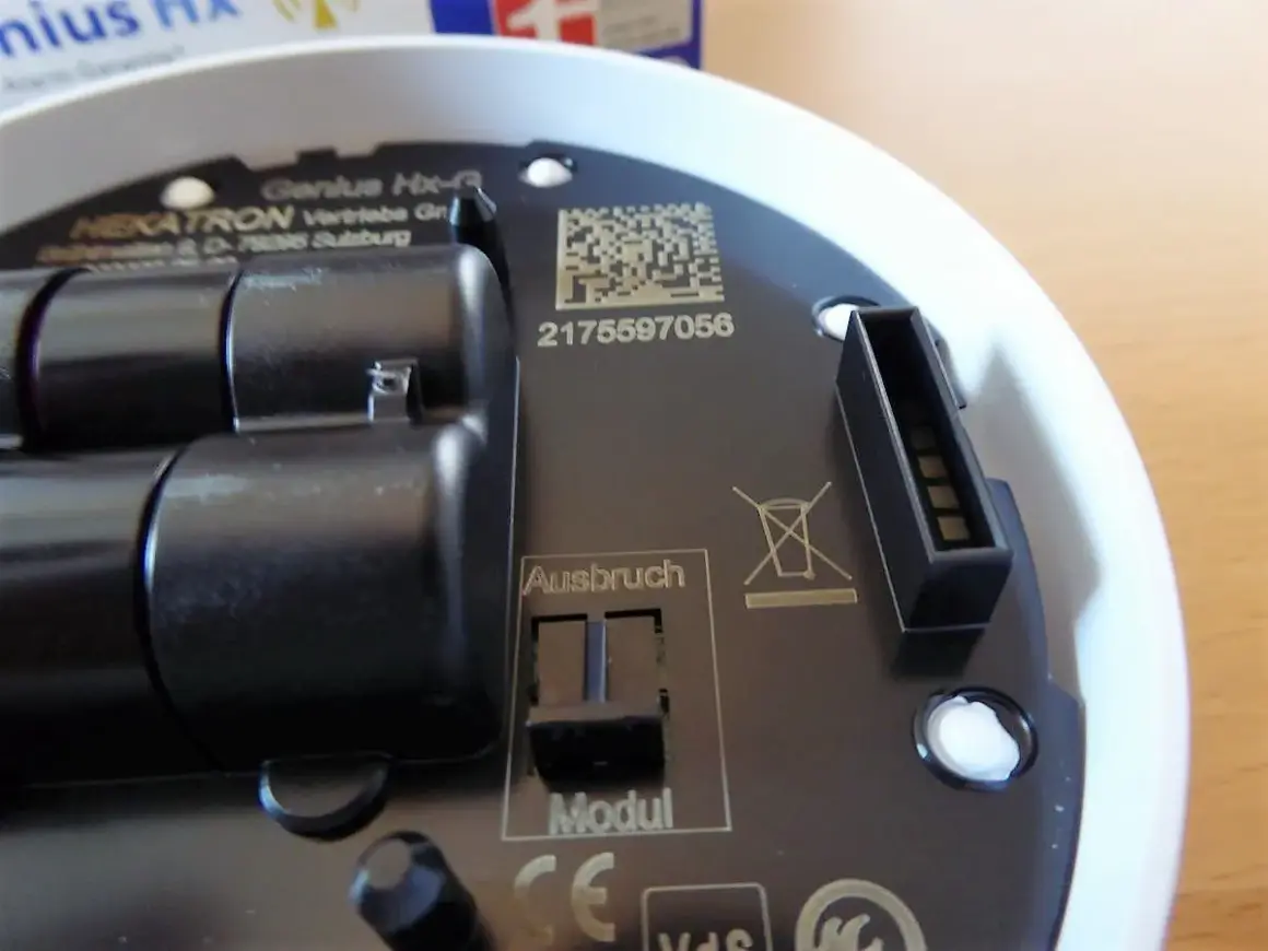 Der Genius Hx-A Rauchmelder piept. Die Batterien sind eingelegt, aber ein Modul fehlt.