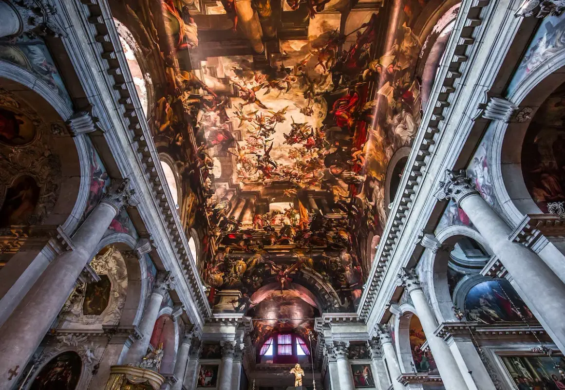 Soffitto affrescato della chiesa di San Pantalon, un tripudio di figure celestiali e terrene che si perdono nell'infinito.